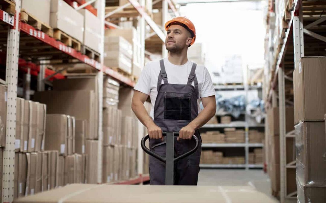 Colaborador da empresa em galpão de distribuídora