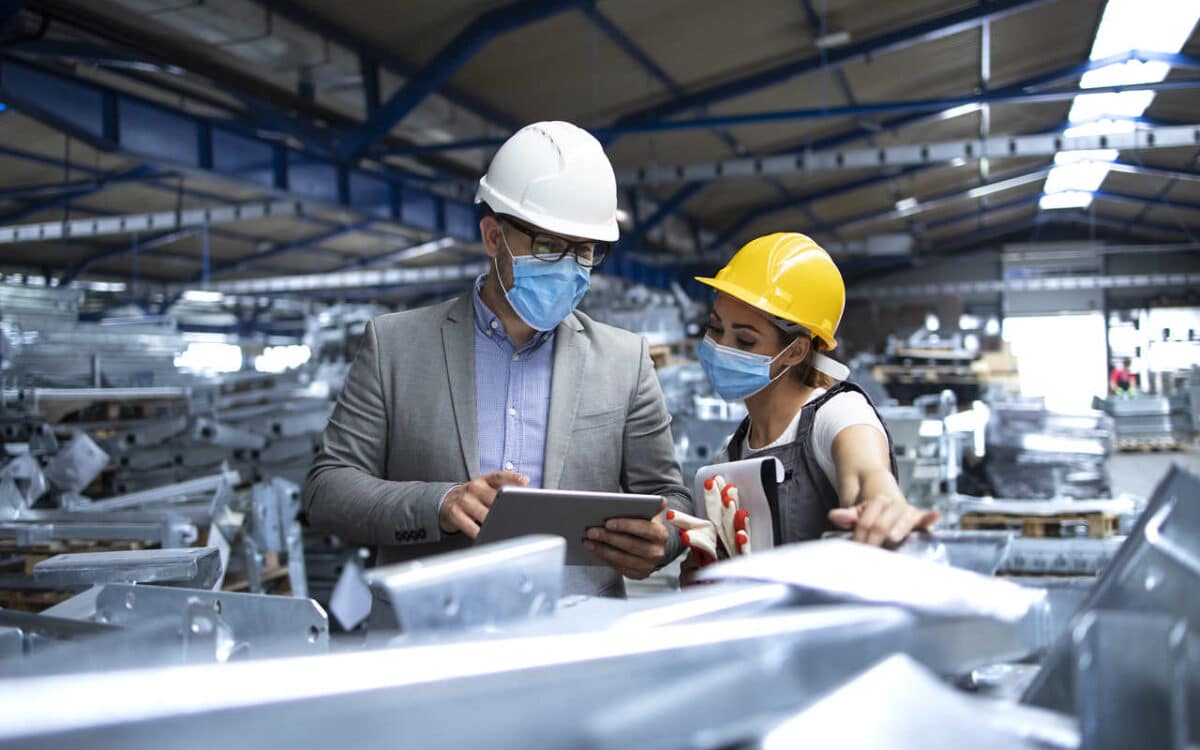 engenheiros conferindo dados