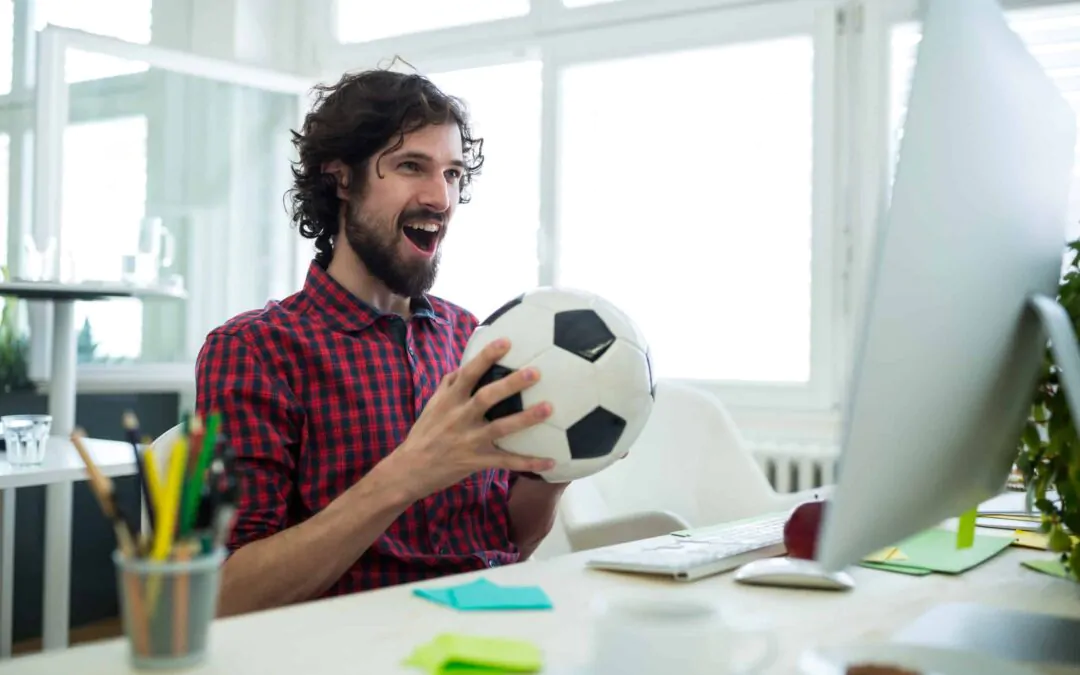 homem segurando bola de futebol durante o trabalho
